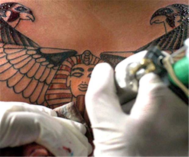 Politiker wollen Positivliste für Tattoo-Farben Ein Tattoo für die Ewigkeit - mit Langzeitfolgen: Die Tätowierfarbe und auch die Entfernung des Tattoos können gefährlich sein.