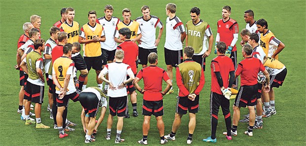 'Titel und Tränen gehören zum Sport' Ein Team, nicht nur Einzelspieler: die deutsche Mannschaft beim Abschlusstraining vor dem Halbfinale.