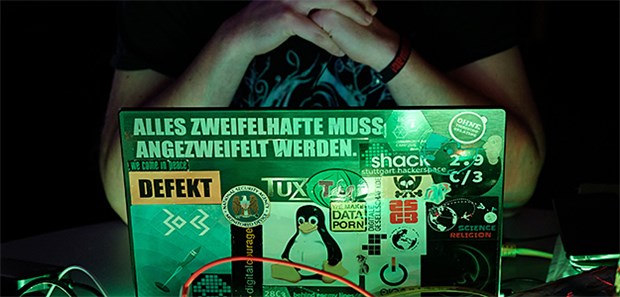 Digitalisierung zwischen Chance und Dystopie Ein Teilnehmer des 34. Chaos Communication Congress (34c3) – dem größten Hackerkongress Europas – sitzt auf der Messe in Leipzig an seinem Laptop.