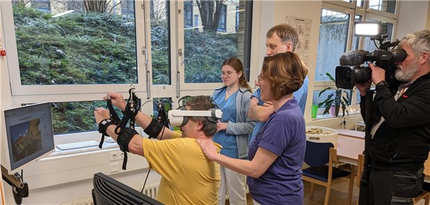 Aurora: Wie BG Kliniken das Rehabilitationssystem in der Ukraine unterstützen Unterrichtseinheit im Umgang mit dem Tyromotion-System zur Rehabilitation von Handverletzungen