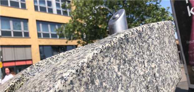 Im Durchschnitt fast 1500 Klinikbehandlungen wegen Hitze im Jahr Ein Trinkbrunnen sprudelt in Potsdam: Angesichts der steigenden Zahl von Tagen mit extremer Hitze suchen Kommunen nach Gegenmitteln.