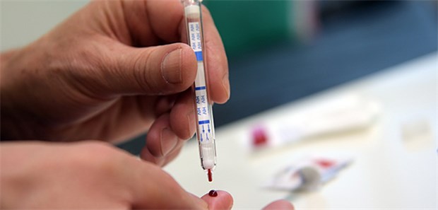HIV-Heimtest wird gut angenommen Ein Tropfen Blut genügt. Ein Patient macht einen Heimtest auf HIV.