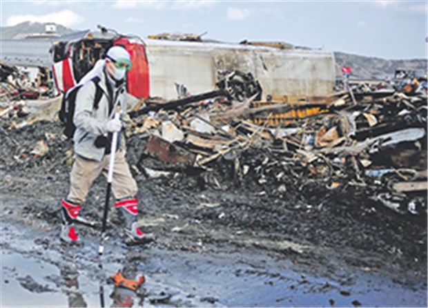 Solidaritätsbekundungen für Japans Wiederaufbau Ein Überlebender der Naturkatastrophe in der Hafenstadt Kesennuma in der Präfektur Miyagi sucht nach Überbleibseln seines ehemaligen Zuhauses.
