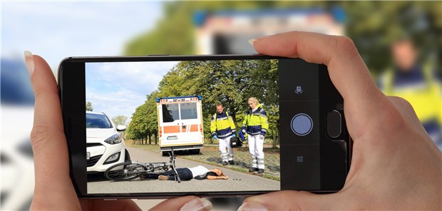 Schocktherapie gegen Gaffer? Ein Unfall wird mit dem Handy gefilmt. Helfer sind über solche (hier gestellte) Szenen empört.