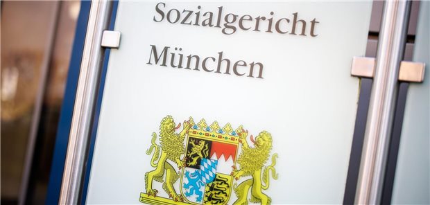 Der Schriftzug "Sozialgericht München" und ein Bayern-Wappen sind auf einem Schild vor dem Gerichtsgebäude zu sehen.