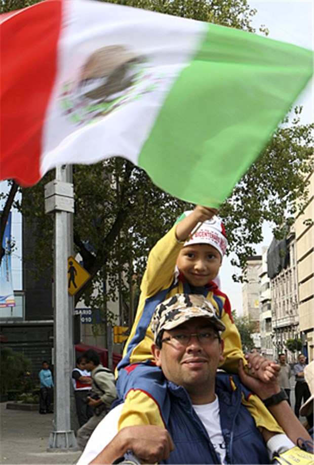 Späte Ehre für die mutigen Helden Mexikos Ein Vater feiert mit seinem Sohn den 200. Jahrestag des Unabhängigkeitskampfes in Mexiko.