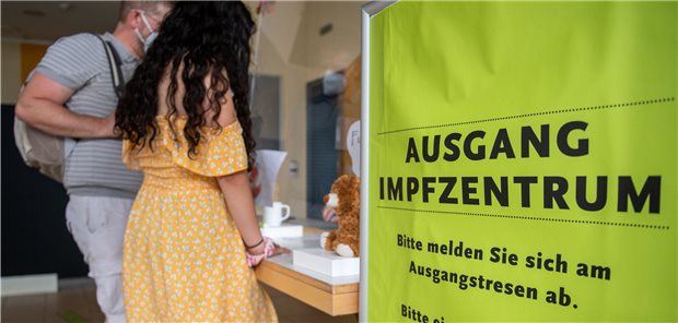 Bundeszentrale bietet Orientierung zur Corona-Impfung von Kindern Ein Vater steht mit seiner Tochter im Impfzentrum in Dessau-Roßlau. In Sachsen-Anhalt starteten heute die ersten Impfungen für Kinder ab 12 Jahren.