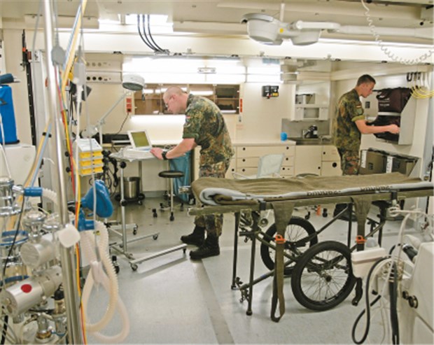 "Sanitätsdienst regelrecht an die Wand gefahren" Ein Versorgungsniveau wie in einem Kreiskrankenhaus kann die Bundeswehr im Ausland garantieren - im Inland aber immer seltener. © dpa
