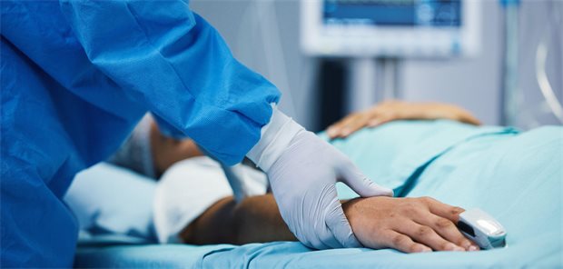 Ein OP-Saal mit Arzt und Patient