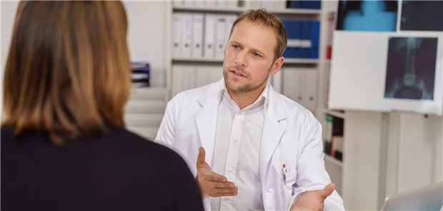 Ein Vorteil bei ärztlichen Patientinnen und Patienten: Die Kommunikation läuft direkter. (Motiv mit Fotomodellen)