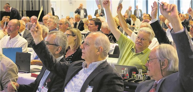 Fernkonsultation – Chance für den Bereitschaftsdienst Ein Votum für oder gegen die Lockerung des Fernbehandlungsverbots gab es bei der KBV-Vertreterversammlung nicht. Aber die VV-Delegierten zeigten sich offen für mehr Spielraum – solange die Patientensicherheit nicht leidet.