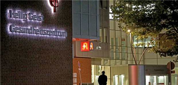 Toxischer Stoff in Glukosemischung aus der Apotheke Ein Wachmann steht vor der Heilig-Geist Apotheke. Eine junge Mutter und ihr Neugeborenes sind nach Polizeiangaben an den Folgen der Einnahme eines Mittels aus der Kölner Apotheke gestorben.