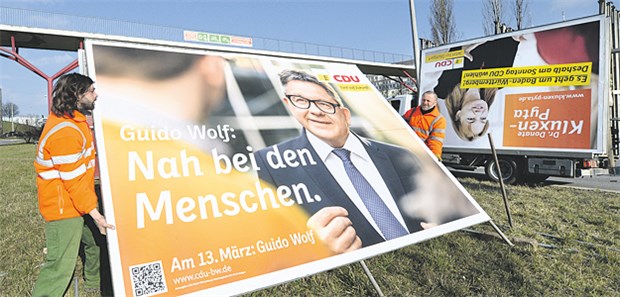 Verlierer und Gewinner unter den Gesundheitspolitikern Ein Wahlplakat des baden-württembergischen CDU-Spitzenkandidaten Guido Wolf wird abtransportiert.
