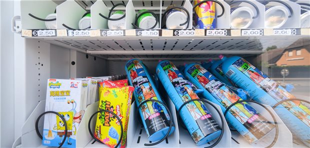 Bayerische Regierung prüft Verkaufsverbot für Lachgas Ein Warenautomat, unter anderem mit Lachgasflaschen bestückt, steht vor einem Ladengeschäft