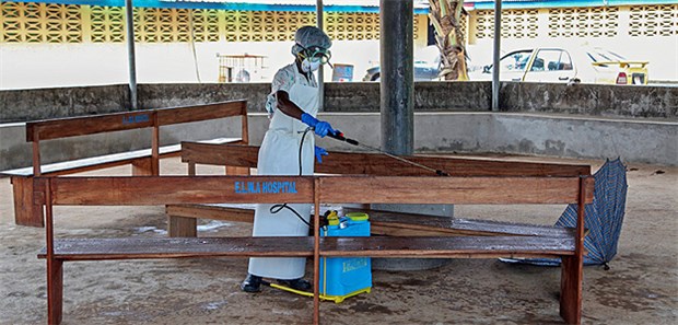 'Oft mangelt es an basaler Hygiene' Ein Wartebereich der Elwa-Klinik in Monrovia, Liberien, wird desinfiziert. In den Seuchengebieten mangelt es oft an Desinfektionsmöglichkeiten. In Sierra Leone werden "Wash-points" an öffentlichen Plätzen eingerichtet.