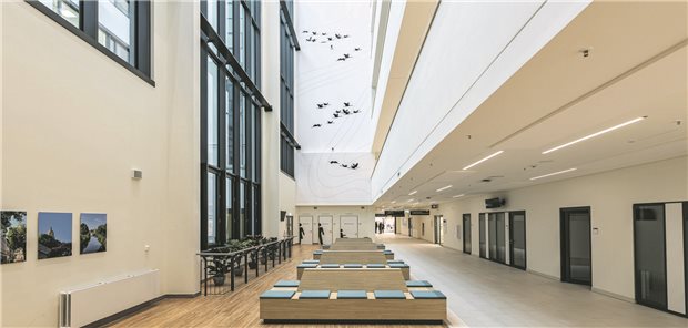 Ein Wartebereich mit Lichthof und heilender Kunst an der Wand im Klinikum Höchst.