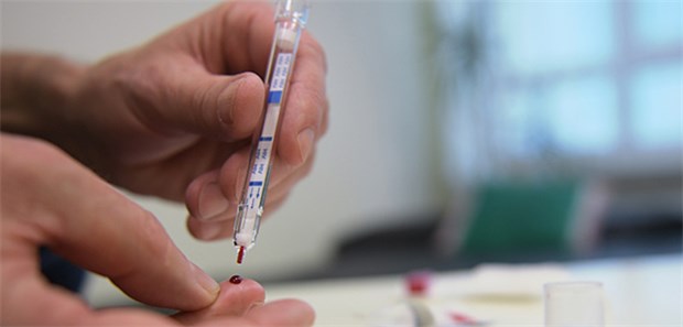 Die HIV-Prävention muss neue Wege gehen! Ein Weg, um weitere Neuinfektionen zu vermeiden: Ein junger Mann führt einen HIV-Heimtest durch.
