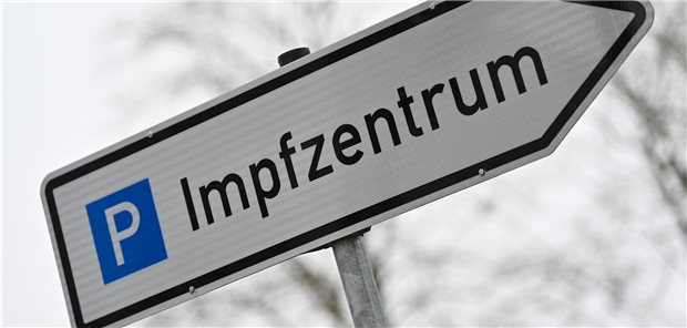 Brandenburg startet Corona-Impfung von jüngeren Risikopatienten Ein Wegweiser in Eberswalde zeigt zum Parkplatz für ein Impfzentrum. Nun sollen in Brandenburg auch jüngere Risikopatienten die Corona-Impfung erhalten können.