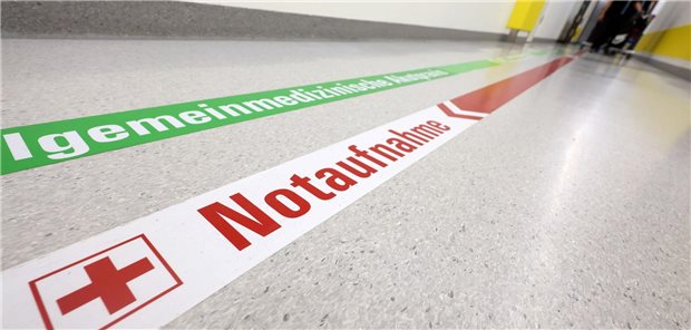 Ein Wegweiser leitet im Universitätsklinikum Augsburg zur Notaufnahme. Für eine Studie sind rund 7.500 Patienten in 18 bayerischen Notaufnahmen befragt worden.