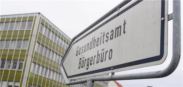 Ein Wegweiser zum Gesundheitsamt in Magdeburg: Im ÖGD in Sachsen-Anhalt sind aktuell zu viele Stellen nicht besetzt.
