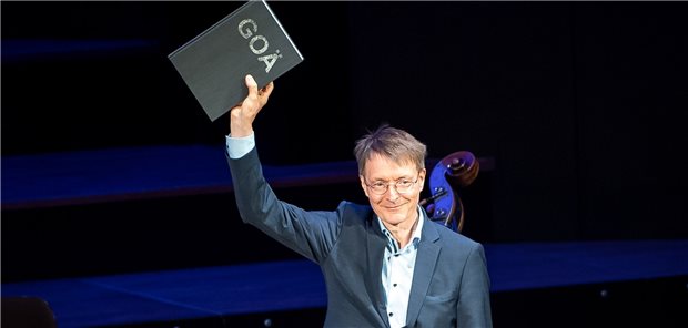 Ein Werk mit Zukunft? Karl Lauterbach (SPD), Bundesgesundheitsminister, mit der überarbeiteten GOÄ in der Hand, die ihm kurz vorher beim Deutschen Ärztetag in Bremen übergeben worden war. (Archivbild)
