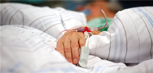 Ein Witwer bekommt 50.000 Euro Schmerzensgeld zugesprochen nach einem Befunderhebungsfehler des Arztes der verstorbenen Patientin.