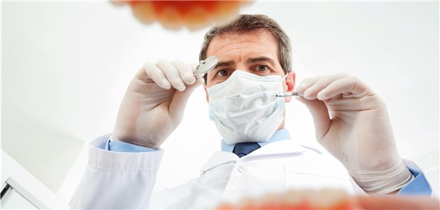 Ein Zahnarzt nimmt Maß: Die Anamnese bleibt Handarbeit, doch digitale Lösungen reduzieren im Anschluss auch beim Zahnarzt den Kontakt.