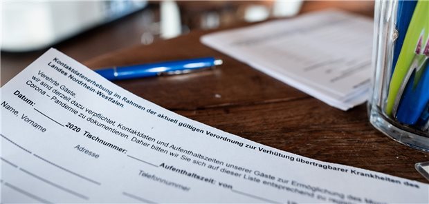 NRW-Gesundheitsminister Laumann will Corona-Schnelltests ausweiten Ein Zettel für die Kontaktdaten von Gästen liegt in einem Restaurant in Dortmund. Falsche Angaben sollen in Nordrhein-Westfalen mit einem Bußgeld von 250 Euro geahndet werden.