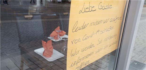 Neues Corona-Gesetz: Koalition will bundesweit eingreifen können Ein Zettel im Fenster eines Restaurants in Erfurt weist darauf hin, dass es aufgrund der Corona-Pandemie geschlossen ist. Das gilt ab einer Inzidenz von 100 auch für die Außengastronomie, der Bund will nun durchgreifen, damit diese und alle anderen Corona-Maßnahmen auch bundeseinheitlich umgesetzt werden.