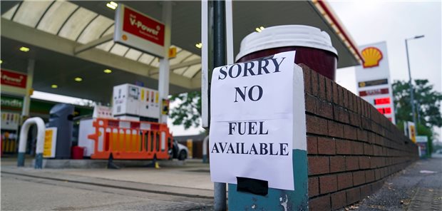 Ein Zettel mit der Aufschrift „Entschuldigung, kein Benzin verfügbar“ ist an einer Tankstelle in Bracknell (Großbritannien) angebracht.