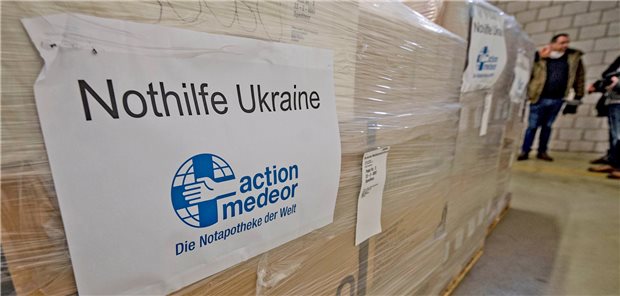 Medizin-Material aus Deutschland für die Ukraine Ein Zettel mit der Aufschrift „Nothilfe Ukraine“ hängt an verpackten Kisten mit Hilfsgütern in der Halle des Medikamenten-Hilfswerks „action medeor“. Die Hilfsgüter sollen mit Lastwagen in die Ukraine gebracht werden.