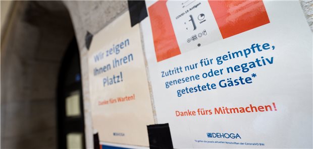 Corona im Südwesten: Für Geimpfte mehr Freiheiten, für Ungeimpfte mehr Testpflichten Ein Zettel mit der Aufschrift, dass ·der Eintritt nur für geimpfte, genesene oder negativ getestete Gäste gestattet ist, hängt in Stuttgart neben der Tür eines Restaurants.