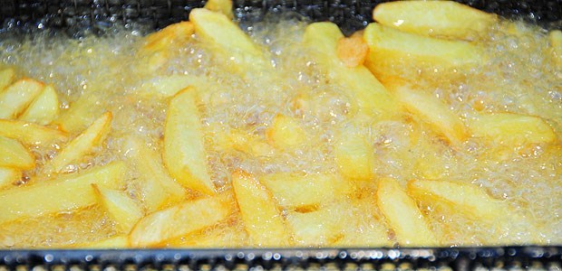 Verzicht allein hält die Taille schlank Ein Zuviel an Kalorien in Form fettgetränkter Fritten schlägt sich nicht bei allen in gleich viel Hüftspeck nieder.