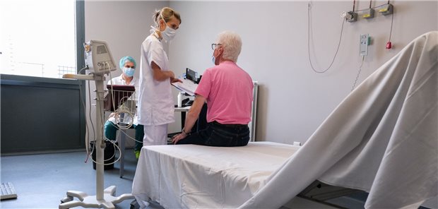 Ein älterer Patient in der Klinik: Bei einigen Prozessen scheint es in manchen Kliniken in Deutschland zu hapern – trotz immer strengerem Qualitätsmanagement. 