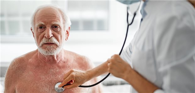 Ein älterer Patient wird abgehört. Sollte er er einen Atemwegsinfekt haben und deswegen in die Klinik müssen, könnte das schlecht für seine Selbstständigkeit sein (Symbolbild mit Fotomodellen).