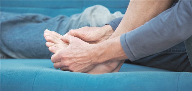 Ein akuter Gichtanfall entsteht durch Ausfällung von Uratkristallen in den Gelenkinnenraum.