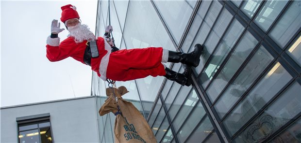 Wenn der Nikolaus die Glasfassade herunterklettert Ein als Nikolaus verkleideter Feuerwehrmann seilt sich an der Glasfassade der Uni-Kinderklinik in Ulm ab.