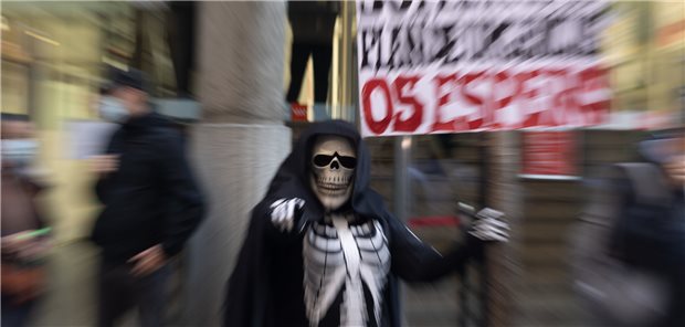 Ein als Skelett verkleideter Demonstrant nimmt Anfang November an einem Protest vor dem Gesundheitsamt der Region Madrid teil. Ärzte protestieren gegen den Personalmangel in Notaufnahmezentren in Madrid.