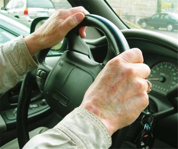 Sicher fahren trotz Alzheimer-Demenz? Ein alter Mensch am Steuer. Fährt er noch sicher?