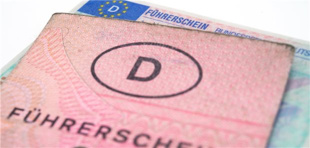 Ein alter und neuer Führerschein liegen auf einem Tisch: Der alte muss sowieso bald abgegeben werden. Aber auch geriatrische Patientinnen sollten im Blick behalten, ob sie noch fahrtüchtig sind oder lieber den „Lappen“ abgeben wollen. Ihre Ärzte können dabei helfen, sollten aber nicht meldepflichtig werden, sagt Kammerpräsidentin Martina Wenker aus Niedersachsen.  