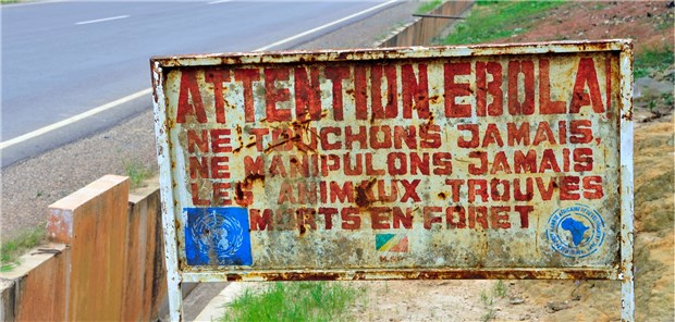 Ebola-Helfer fordern rasche Unterstützung Ein altes Ebola-Warnschild in Makoua, Kongo, Besucher sollten so erfahren, dass sie ein Infektionsgebiet betreten.