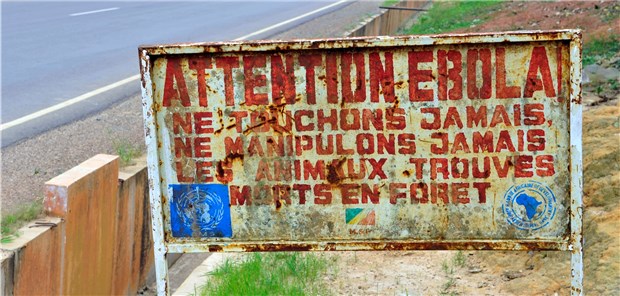 Kein Ebola-Notstand im Kongo Ein altes Ebola-Warnschild in Makoua, Kongo aus dem Jahr 2013, Besucher sollten so erfahren, dass sie ein Infektionsgebiet betreten.