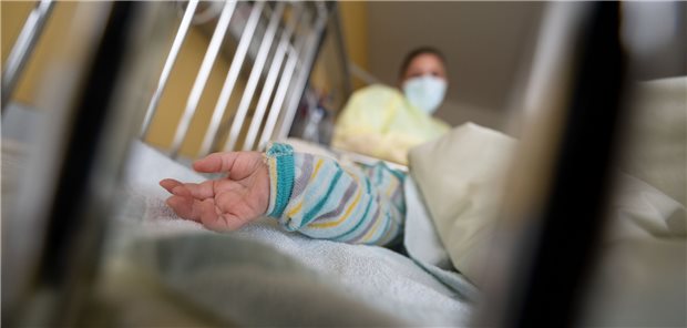 Ein am Respiratorischen Synzytial-Virus (RS-Virus oder RSV) erkrankter Patient liegt auf einer Kinderstation des Olgahospitals des Klinikums Stuttgart in einem Krankenbett. Über die Zukunft der Pädiatrien wird derzeit in einer Regierungskommission diskutiert.
