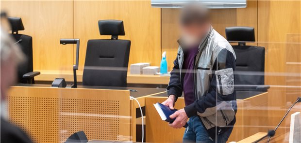 Fünf Angeklagte wegen Pflegebetrugs in Millionenhöhe vor Gericht Ein wegen Pflegebetrugs angeklagter Mann geht im Schwurgerichtssaal des Landgerichts in Augsburg zur Anklagebank.