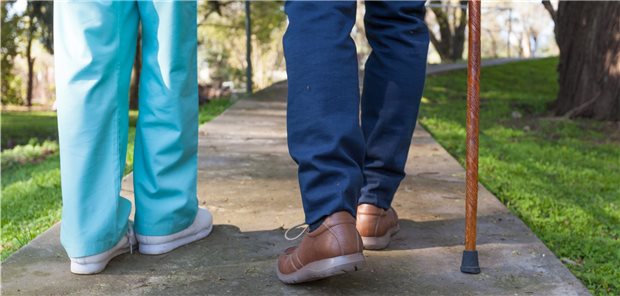 Ein angeleitetes Training zu Beginn kann Patienten mit PAVK motivieren, auch später selbstständig zu Hause weiter zu trainieren.