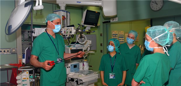 „Aufschneidertag“ soll fürs Fach Chirurgie begeistern Ein besonderes Highlight war das Arbeiten mit dem DaVinci-Operationsroboter. Oberarzt Jan Keck zeigt den Medizinstudierenden einen der Roboterarme.