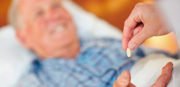 Der Pflegedienst entlastet den Doktor Ein bettlägriger Patient erhält eine Tablette: Pflegekräfte kooperieren mit zwei Hausärzten.