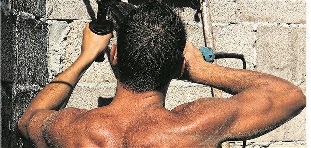 Berufskrankheiten – Entwicklung nur teilweise erfreulich Ein bisschen mehr Prävention bei der Arbeit im Freien wäre für diesen Mann durchaus ratsam.