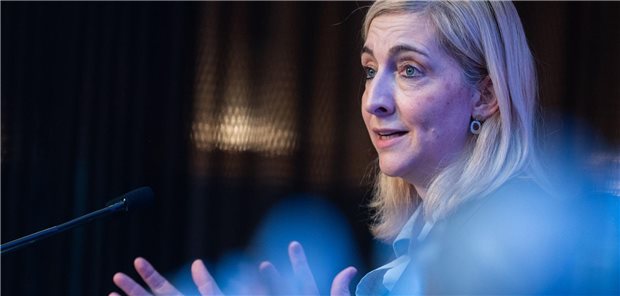 Bundesgesundheitsministerin Nina Warken lächelt vor der Auftaktsitzung der Finanzkommission in die Kamera.