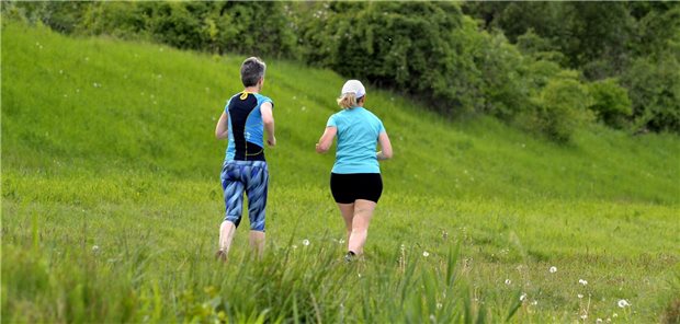 Ein bisschen moderate Bewegung – zum Beispiel in der Natur – kann dazu beitragen, gesünder zu leben. Daher will der AOK-Bundesverband die Menschen in Deutschland aus ihren Sesseln und von der Wohnzimmercouch heben, um sich zu bewegen.
